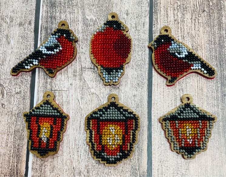 ИП-003 Набор для вышивания подвесных игрушек "Снегири и фонари", 4х5см, 6 штук, фанера